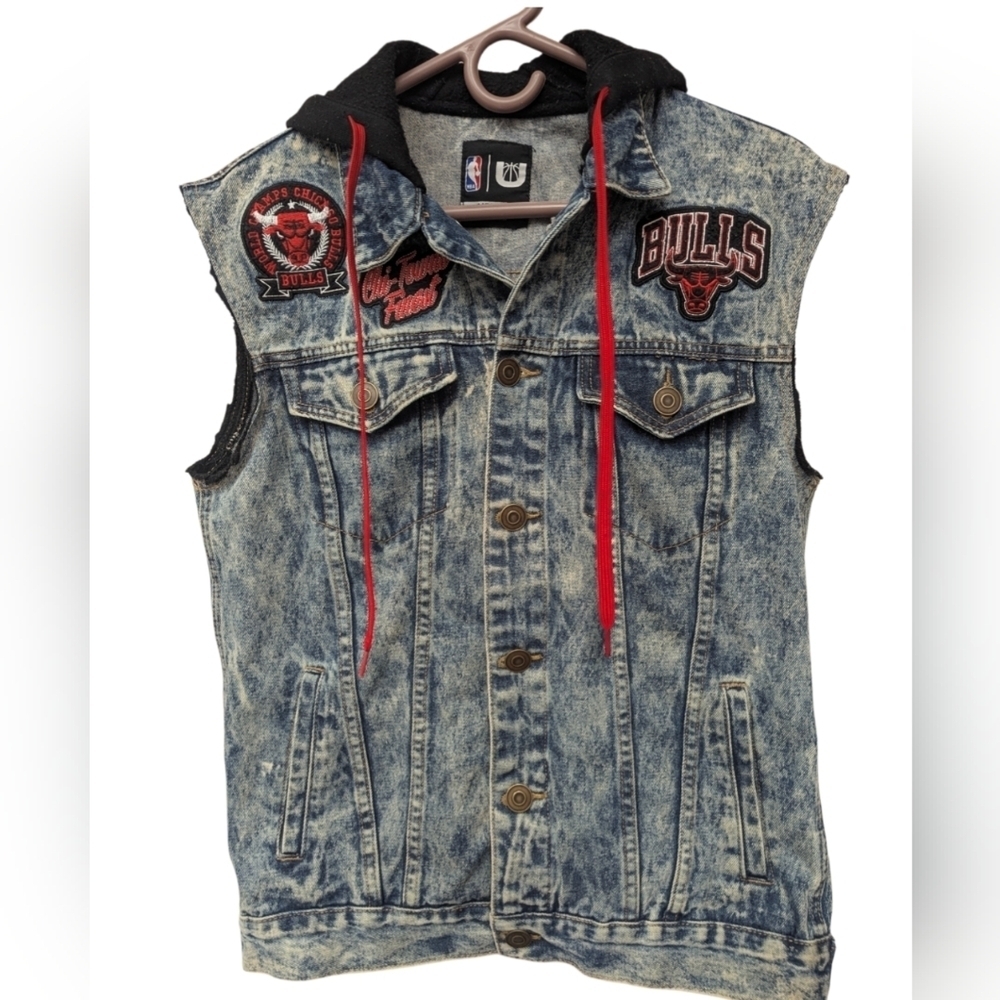 Bulls medium stonewashed denim vest hoodie with cut-off sleeves & embroidery